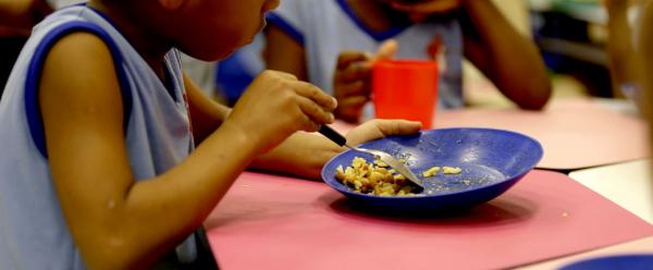 Depuis 2009 au Brésil, le programme national d’alimentation scolaire impose l’achat public de 30 % de produits issus de l’agriculture familiale. Ici une cantine à Salvador © AdobeStock, J. Souza